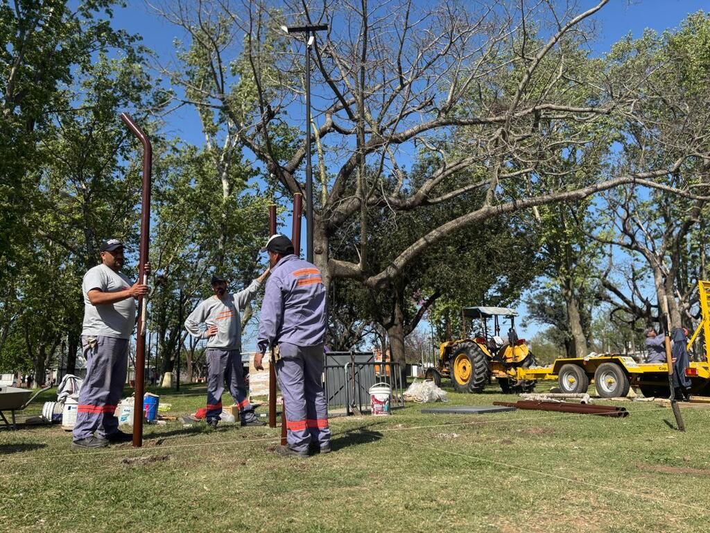 Trabajan en la instalación del Mangrullo Amazonas en el barrio Villa Dominga