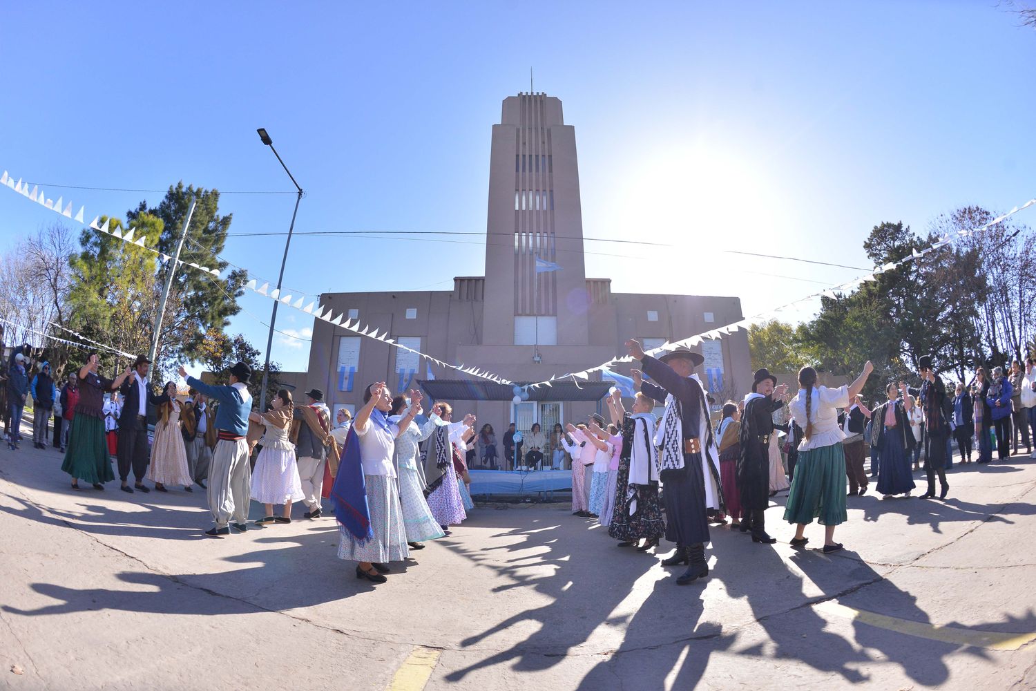 Con música y danza, Mar Chiquita conmemoró el Día de la Patria