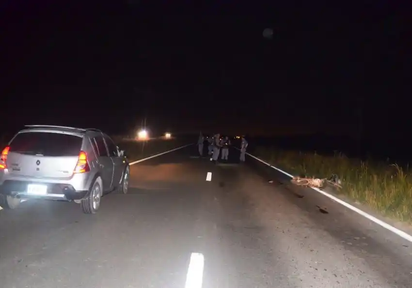 Motociclistas embestidos por un camionero que se fugó, una víctima fatal