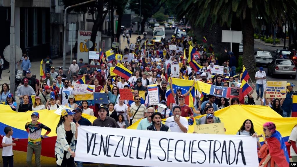 Miembros de la comunidad venezolana en México protestan contra el resultado anunciado de las elecciones presidenciales venezolanas frente al Monumento a la Revolución en la Ciudad de México el 10 de agosto de 2024
