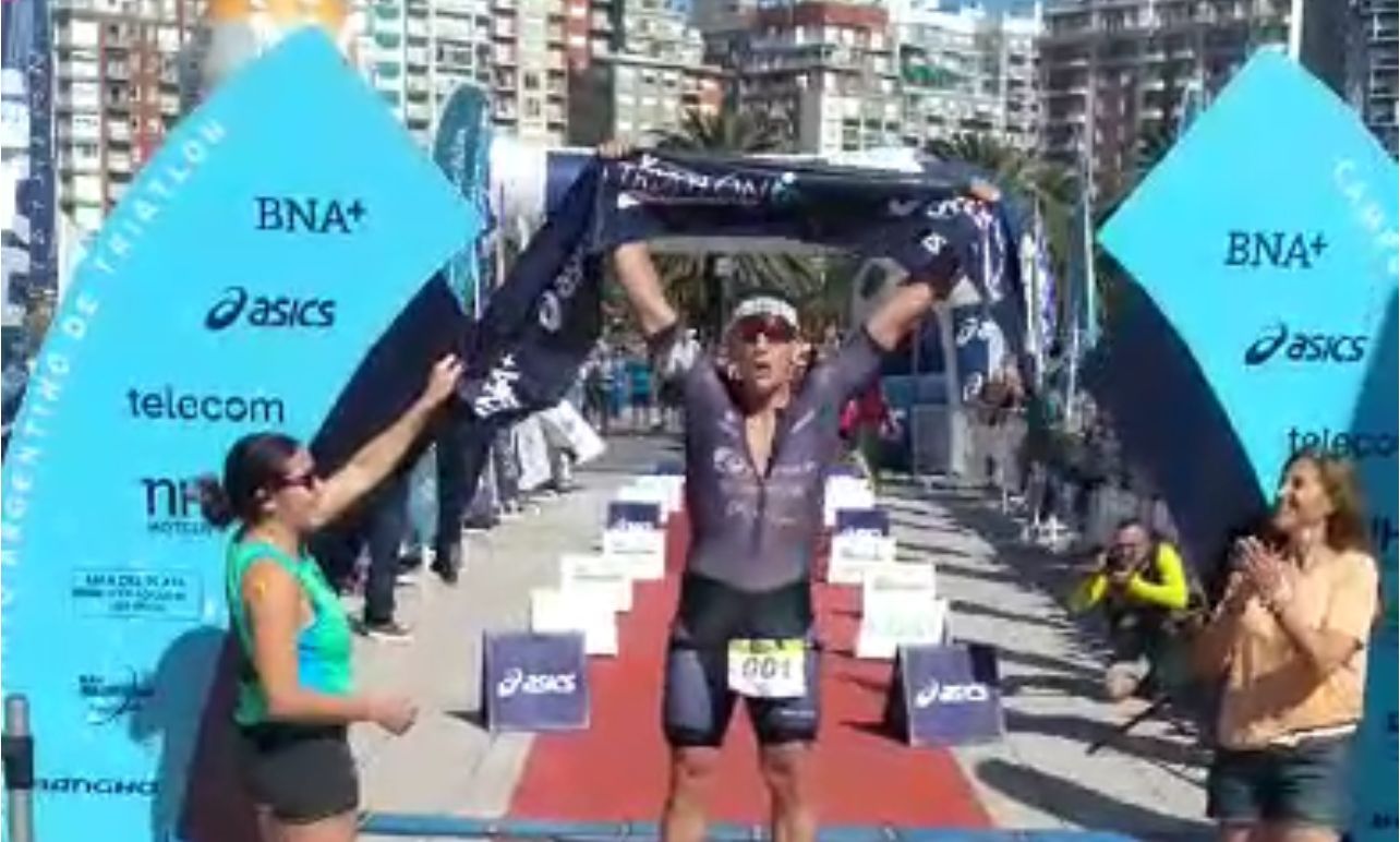 Agustín Leiro celebrando el triunfo luego de cruzar la meta.