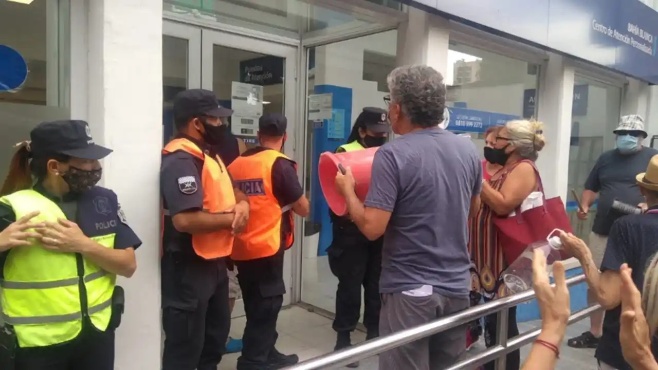 Bahía Blanca: "Queremos agua", reclamaron vecinos frente a ABSA