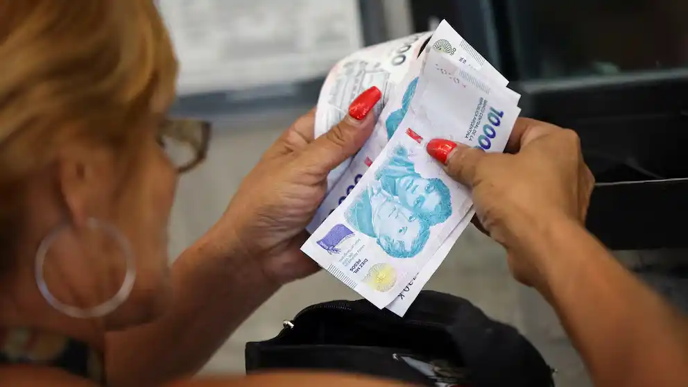 Bajan los salarios y suben los gastos fijos: el combo que explica por qué cuesta llegar a fin de mes