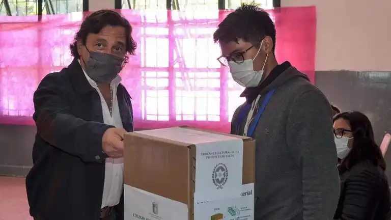 El gobernador de Salta, Gustavo Sáenz, que respaldó a dos listas, en el momento en que emitió su voto.
