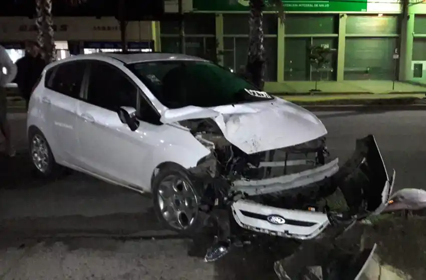 Un conductor borracho chocó contra una columna en Constitución