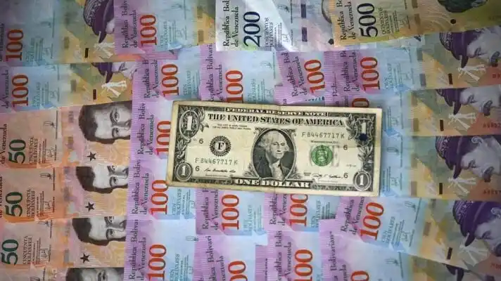¡SE LES FUE DE LAS MANOS! El dólar paralelo aumentó más de Bs. 800.000 en un mes