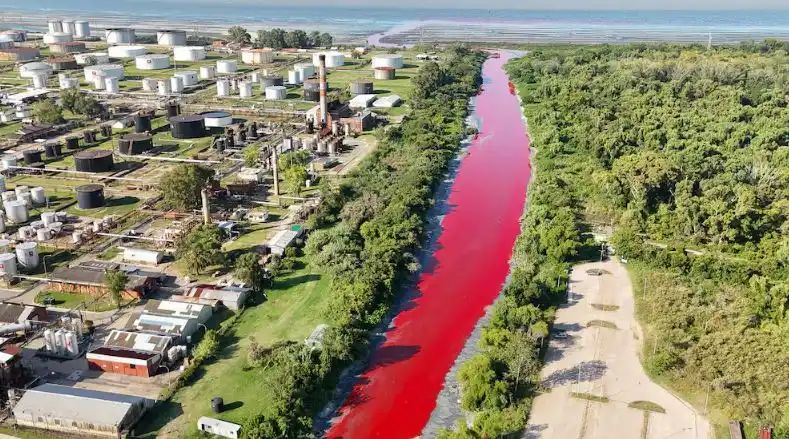 Un arroyo se tiñó de rojo: los vecinos denuncian constantes derrames tóxicos