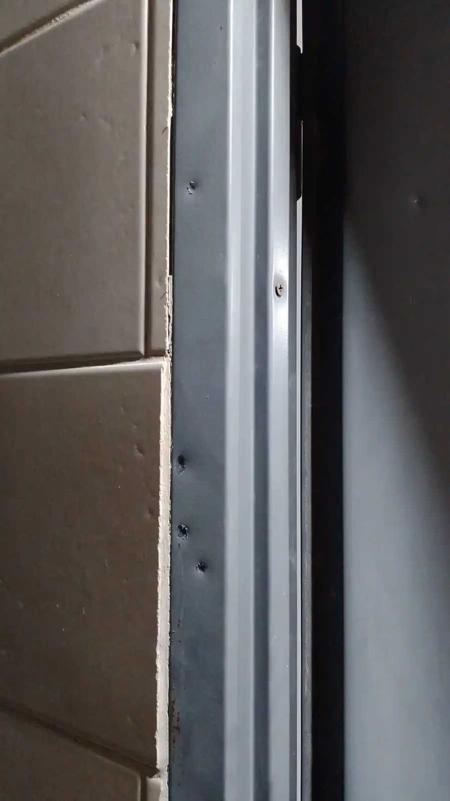 En la gráfica se observan los proyectiles que impactaron en el domicilio del jugador Leandro Lagraña de Parque Sur. La Liga urugauyense dijo "basta de violencia en las canchas de fútbol" y decidió parar el torneo de 1º y 3º división.