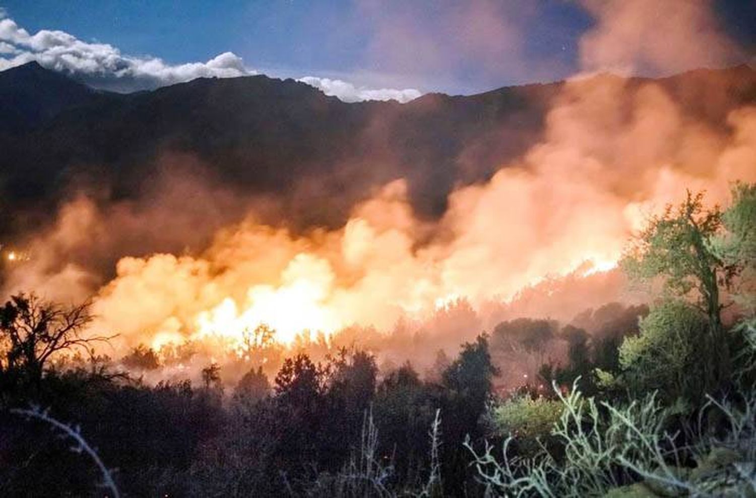 Luchan para que el fuego de El Bolsón no llegue a las casas de la comunidad Nahuelpan