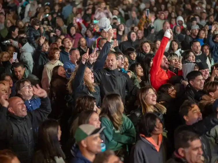 Cientos de personas disfrutaron con entrada libre y gratuita de la primera noche en la Rotonda del Viejo Contrabandista.