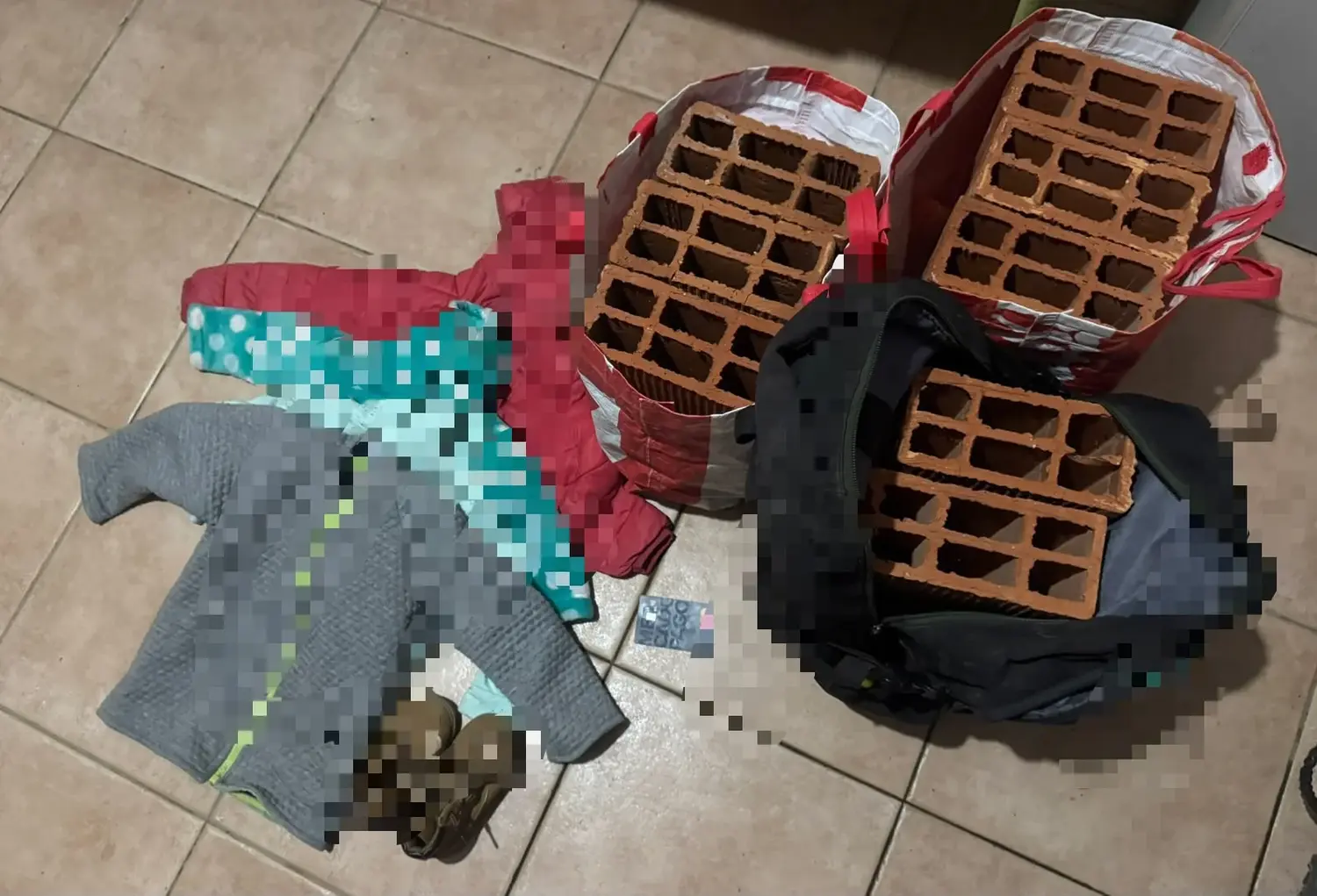 Lo atraparon con varios ladrillos y algunas camperas robadas de una obra en construcción