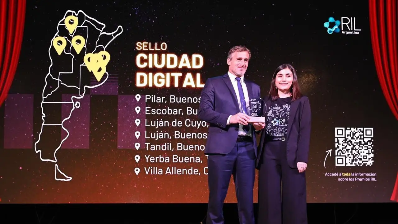 El intendente Federico Achával recibió las distinciones