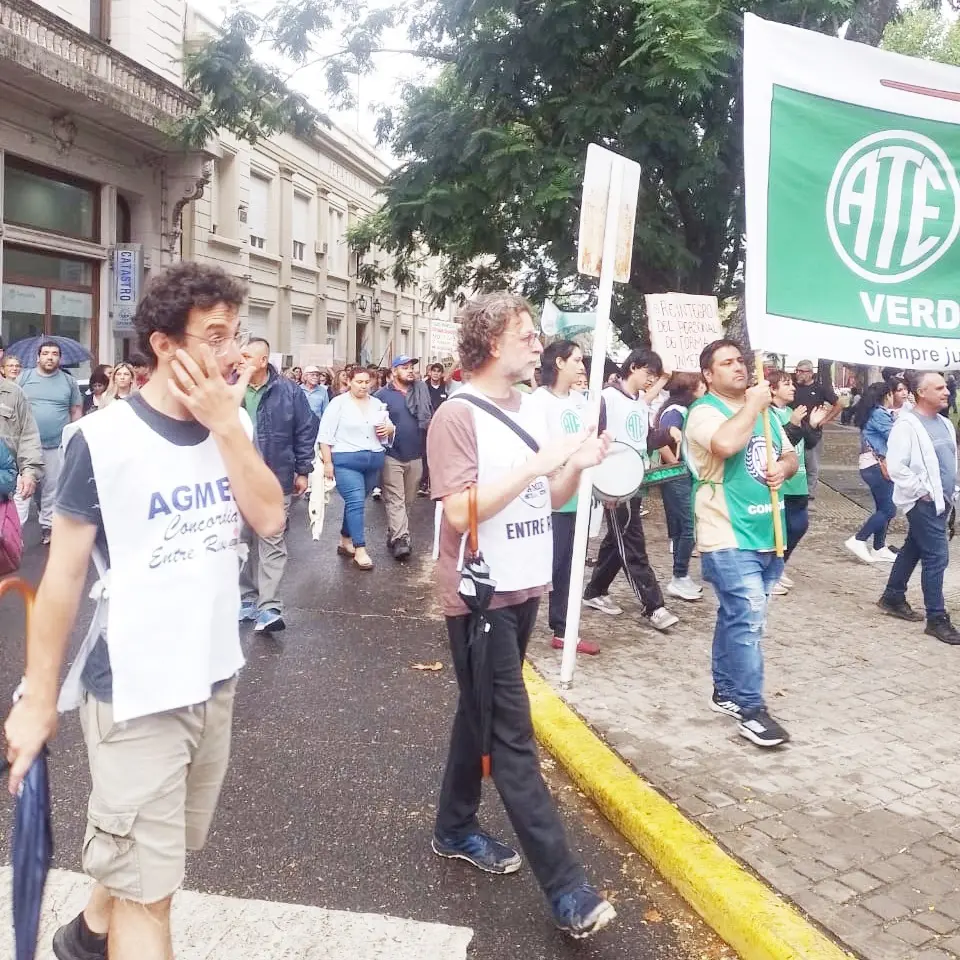 El municipio y los gremios acuerdan un plazo de 72 horas para revisar la no renovación de los contratos