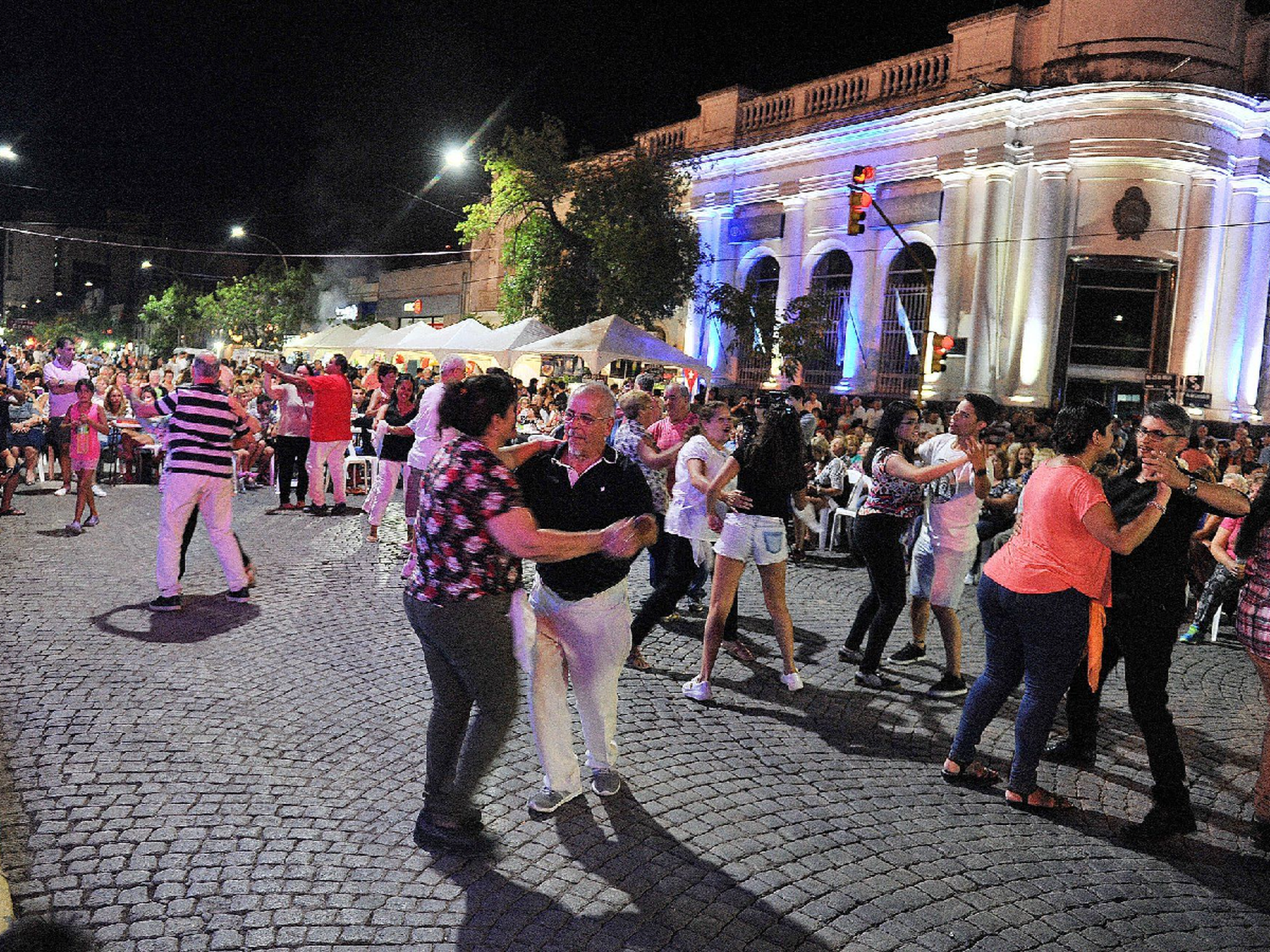 Desde las 20, este domingo la primera fecha de la Peatonal de la 25