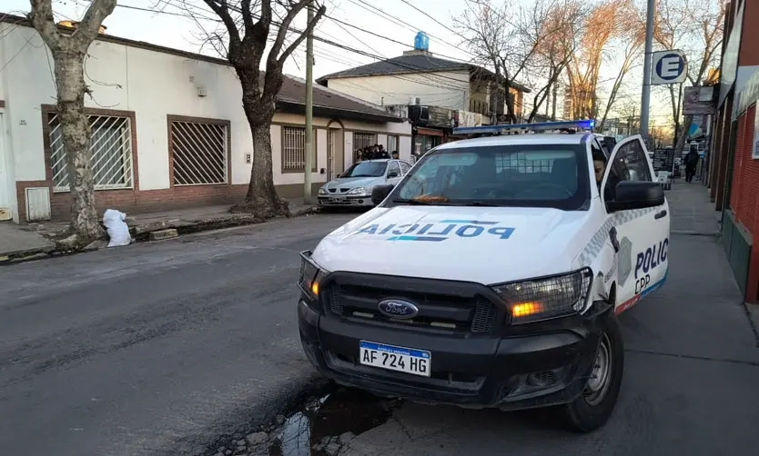 Una patrulla en la puerta de la casa de Bottarelli.