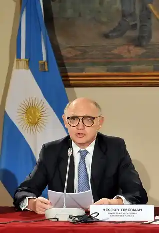 Operaron con éxito a Timerman de un tumor en el hígado