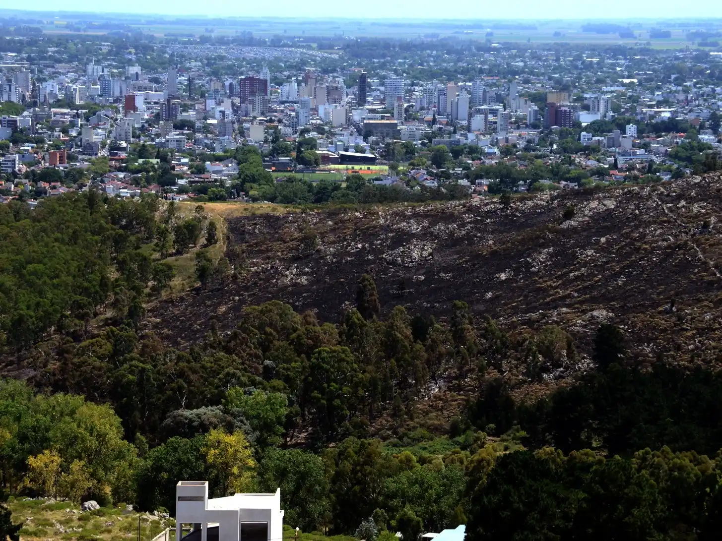Bomberos de Tandil enfriaron la zona afectada, luego de contener las llamas.
