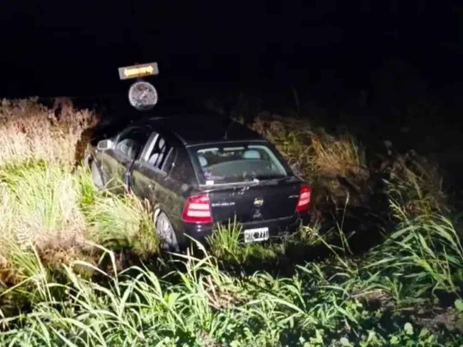 Un automóvil despistó en un camino rural