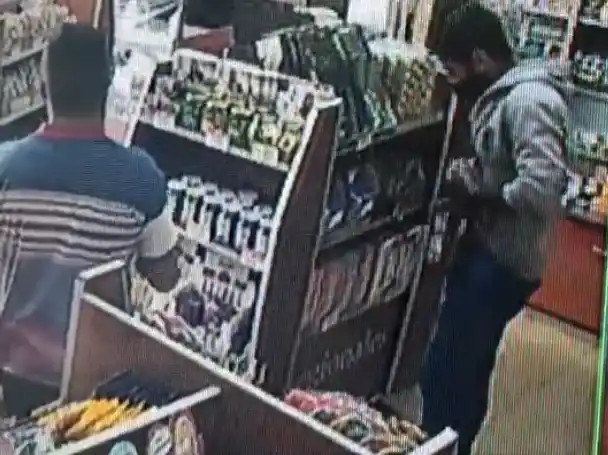 Robaron mercadería ocultándola en sus pantalones y quedaron registrados en las cámaras