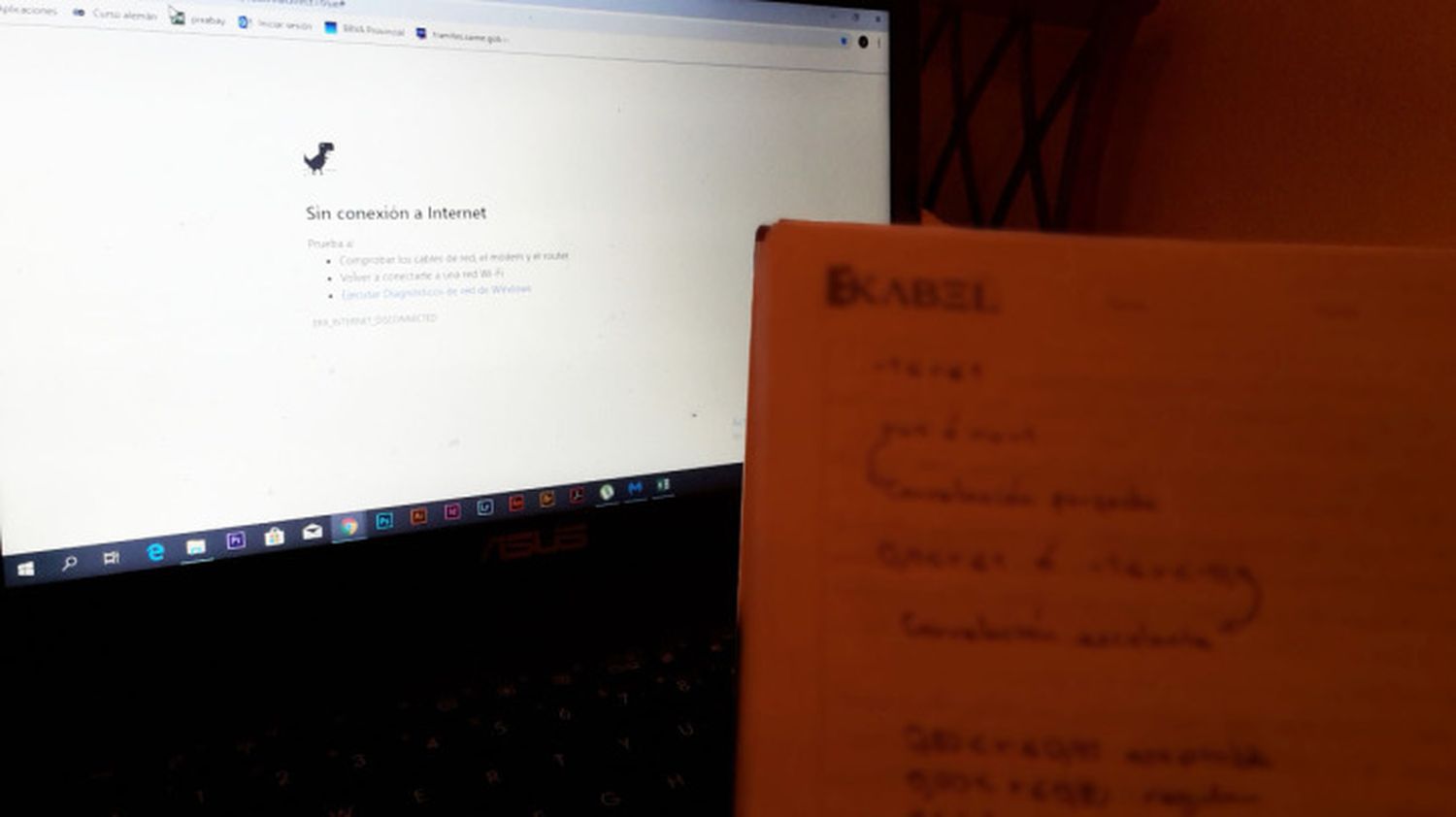 Estudiantes reciben clases virtuales en un país sin Internet