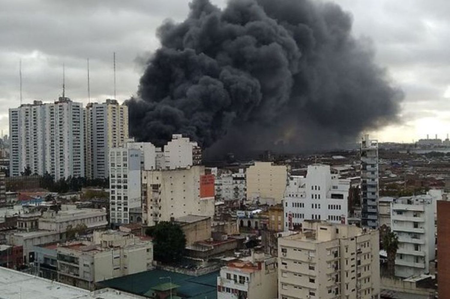 Video: impresionante incendio en una fábrica de colchones en Avellaneda