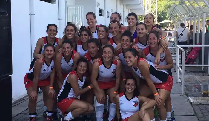Las sonrisas del plantel de Mar del Plata celebrando la clasificación a semifinales. 