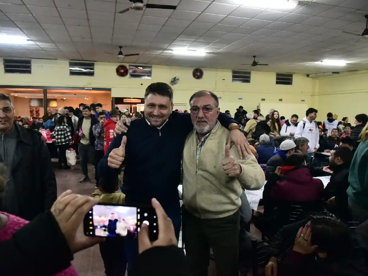 Puricelli cerró su campaña en un repleto salón del Club de Abuelos