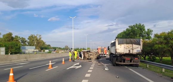 Tragedia en el Acceso Oeste: una camioneta chocó a un camión detenido y murieron sus dos ocupantes