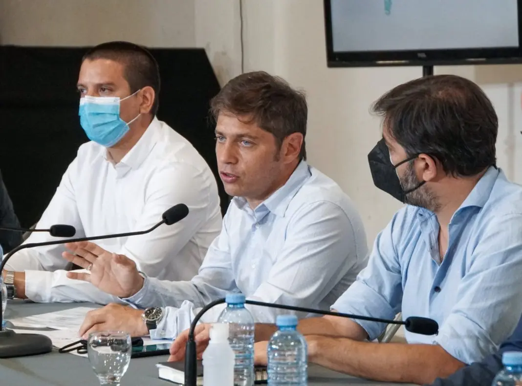 Kicillof anunció que si los casos siguen en baja extenderá el horario nocturno hasta las 2 am