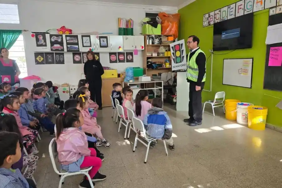 Capacitación en las escuelas sobre seguridad vial a cargo de agentes de Protección Vial</p><p>Foto: PMR