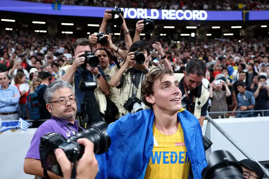 Duplantis volvió a batir su propio récord mundial en Tokio, el estadio donde conquistó su primer oro olímpico. (Foto: REUTERS/Eloisa Lopez)