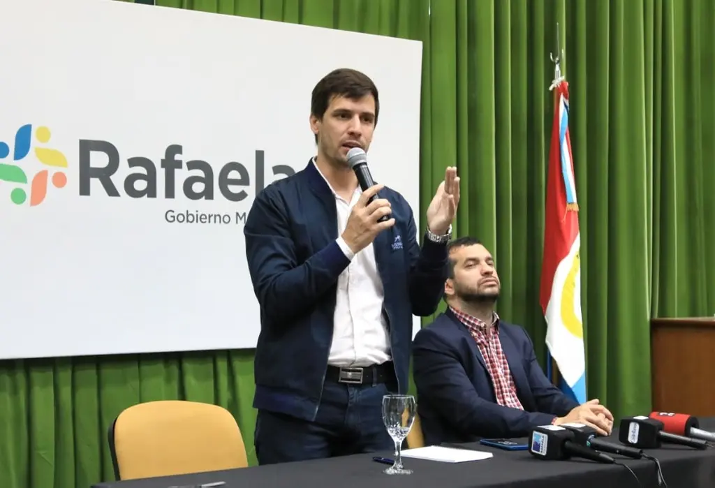 Viotti en el acto de apertura de sobres que se realizó en el Salón Verde del Municipio