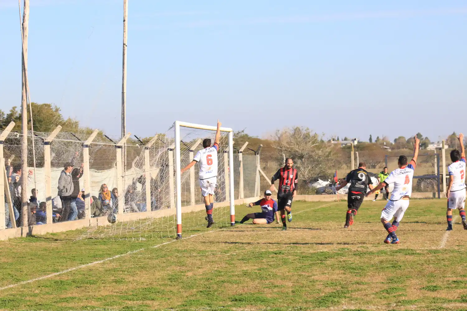 Sud América derrotó a Central y mantuvo el invicto y la punta