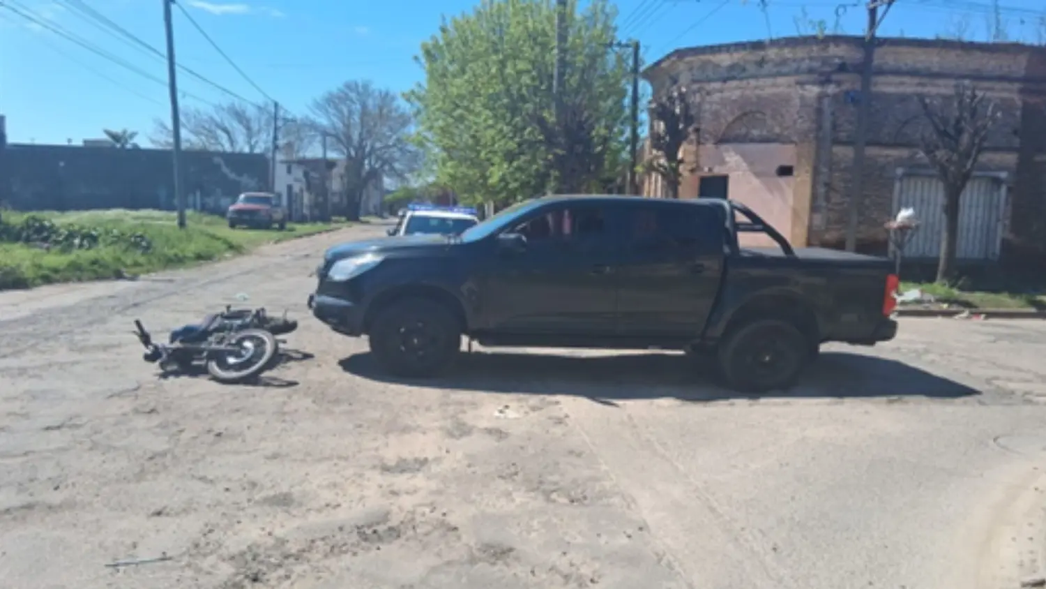 La moto y la camioneta colisionaron en la esquina de La Laguna y Güemes.