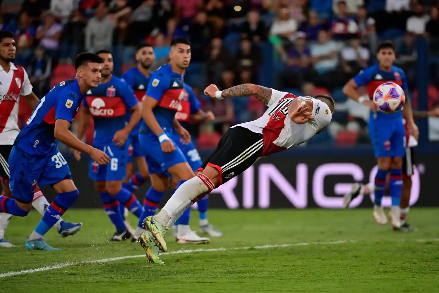 González Pirez conecta de cabeza, para el único gol en Victoria.