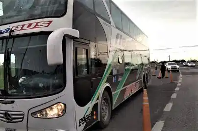 San Nicolás: pasajeros de un micro obligaron a bajar a una mujer que vino de Italia y viajaba con ellos