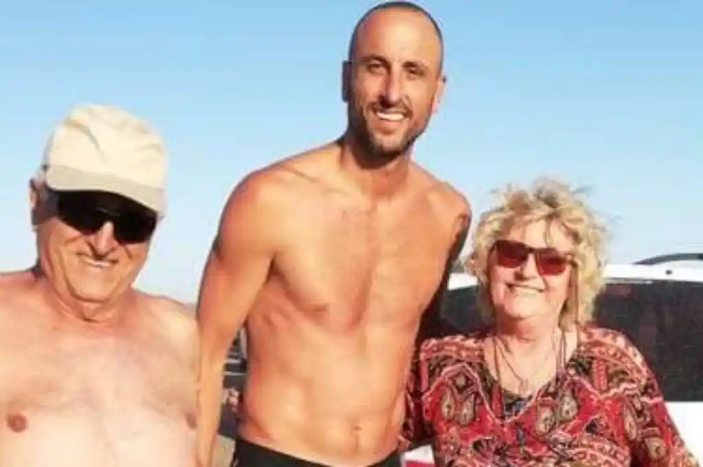 Una abuela se cayó en la playa y fue auxiliada por Manu Ginóboli