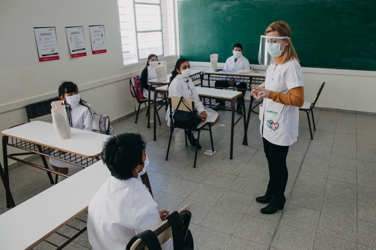 Vacunarán a docentes en febrero para que las clases se inicien "con mayor presencialidad"