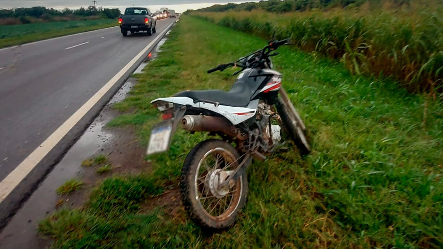 Se quiso acomodar la mochila y se cayó de su moto en plena Ruta 23