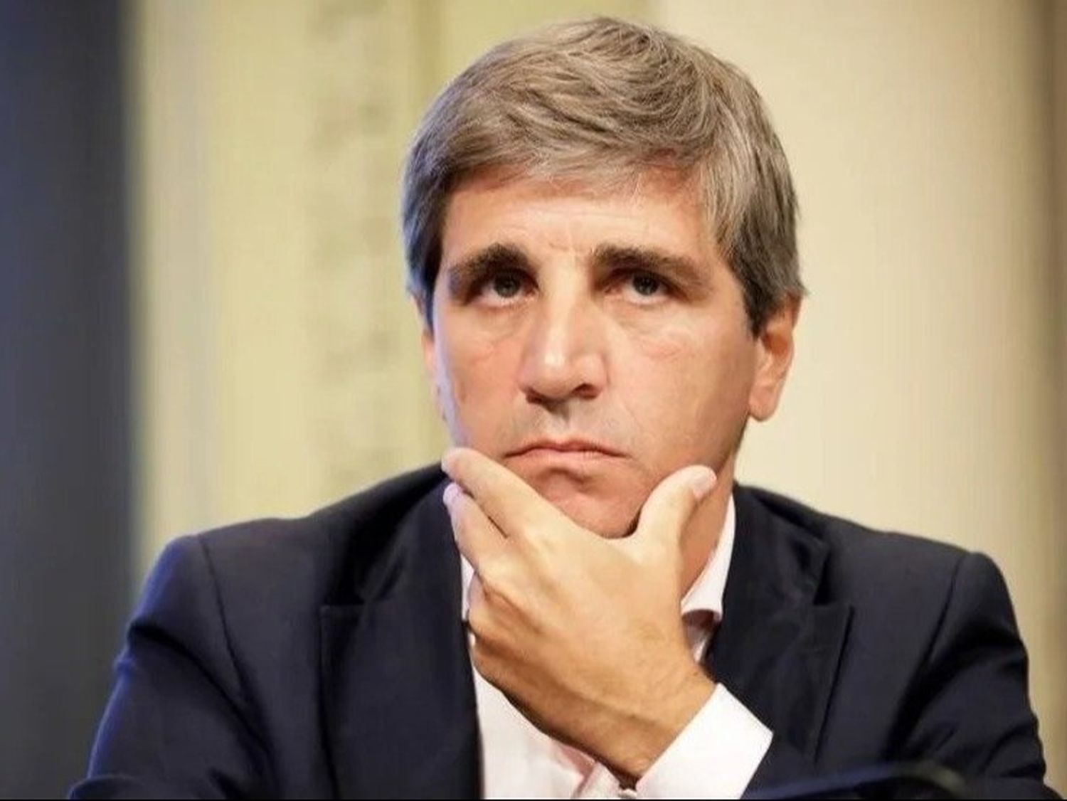Caputo salió a secar la plaza financiera de pesos para que no se vayan al dólar