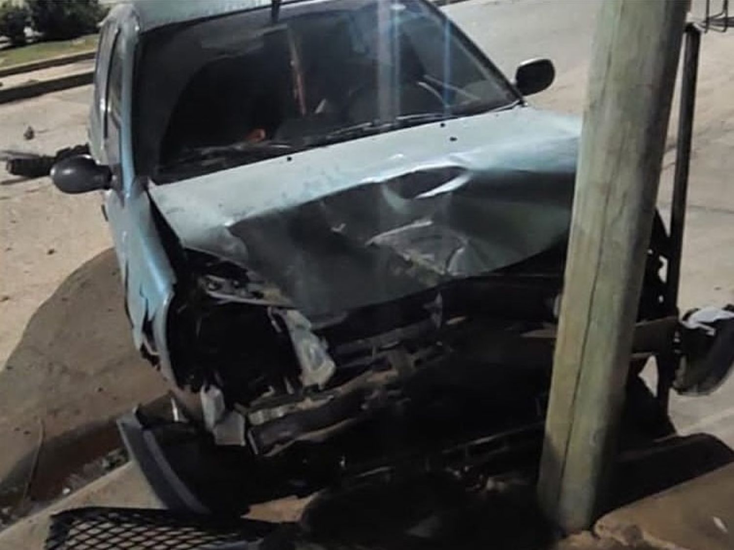 Burló un control policial e impactó contra un poste de alumbrado público en Avenida Alsina