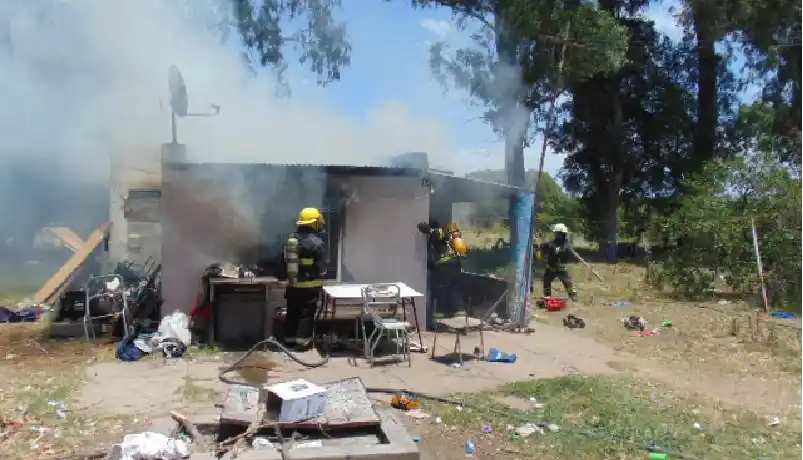 En salvaje represalia, incendiaron la casa de la asesina de Carolina