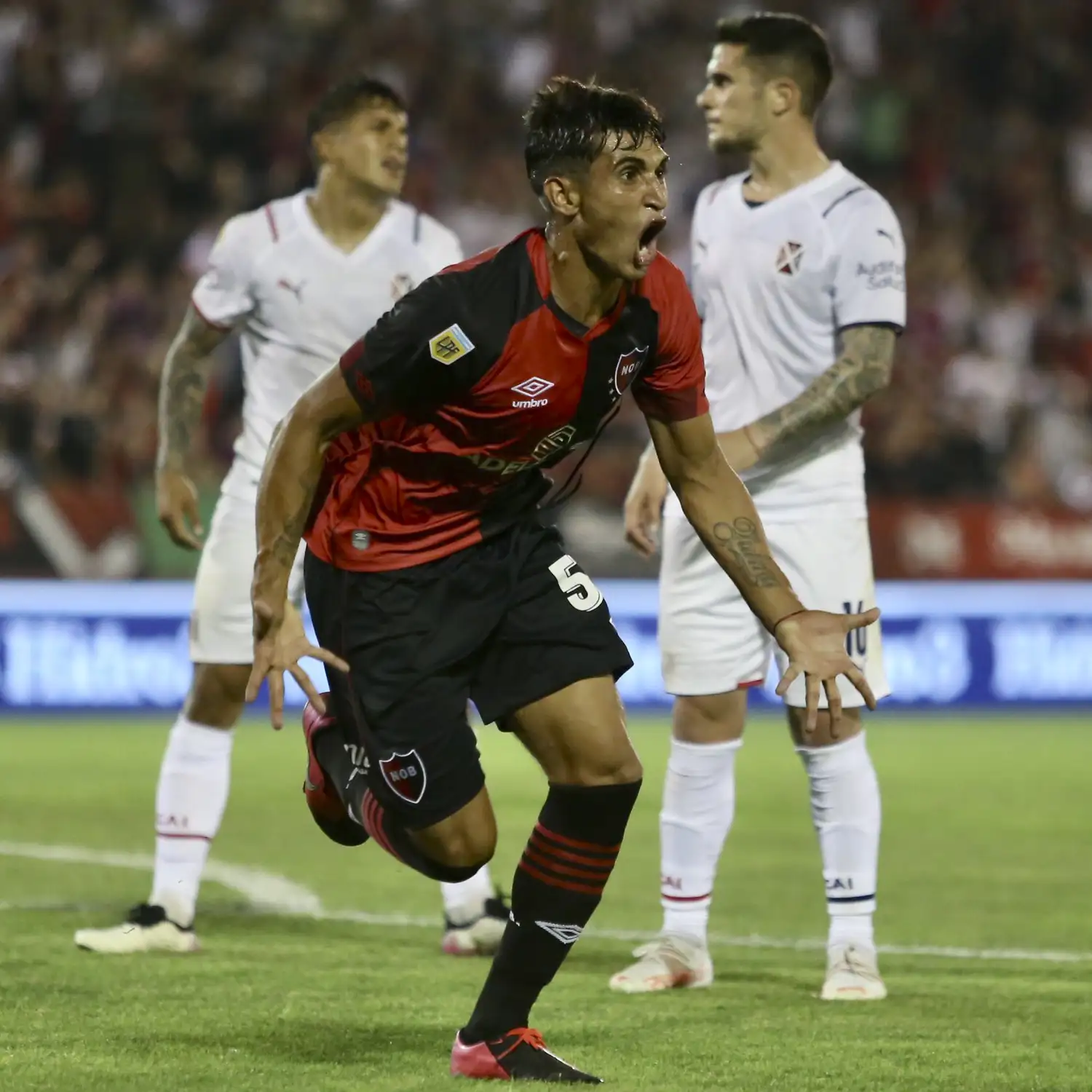 Bravo festeja el gol en su debut.