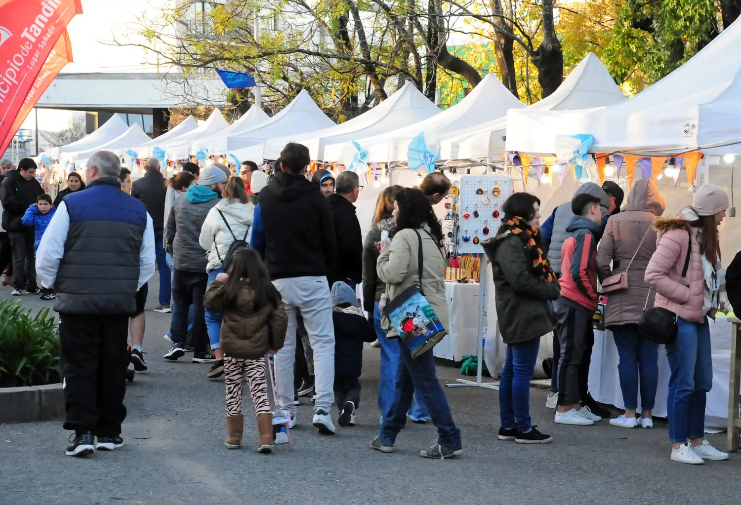 Cultura, gastronomía y emprendedoras se encontraron durante el fin de semana en la Plaza Moreno.