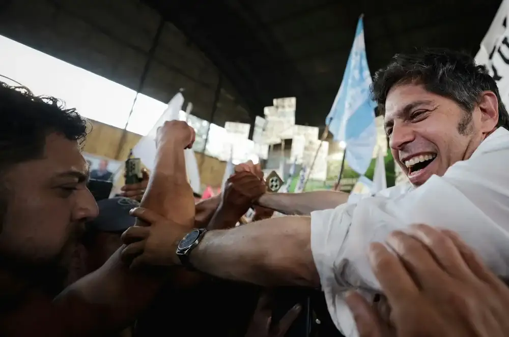 Axel Kicillof saluda a la gente en el acto en Palpalá, Jujuy.