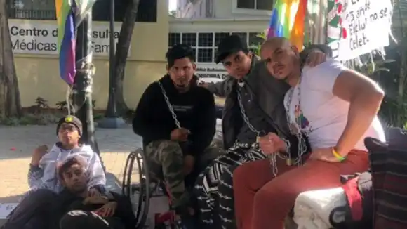 ¡Resistencia! ACTIVISTAS LGBT llevan una semana encadenados