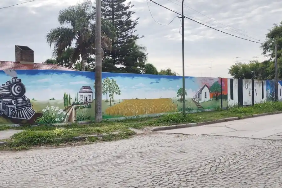 Se restauró el mural del tren en Barrio Sarmiento