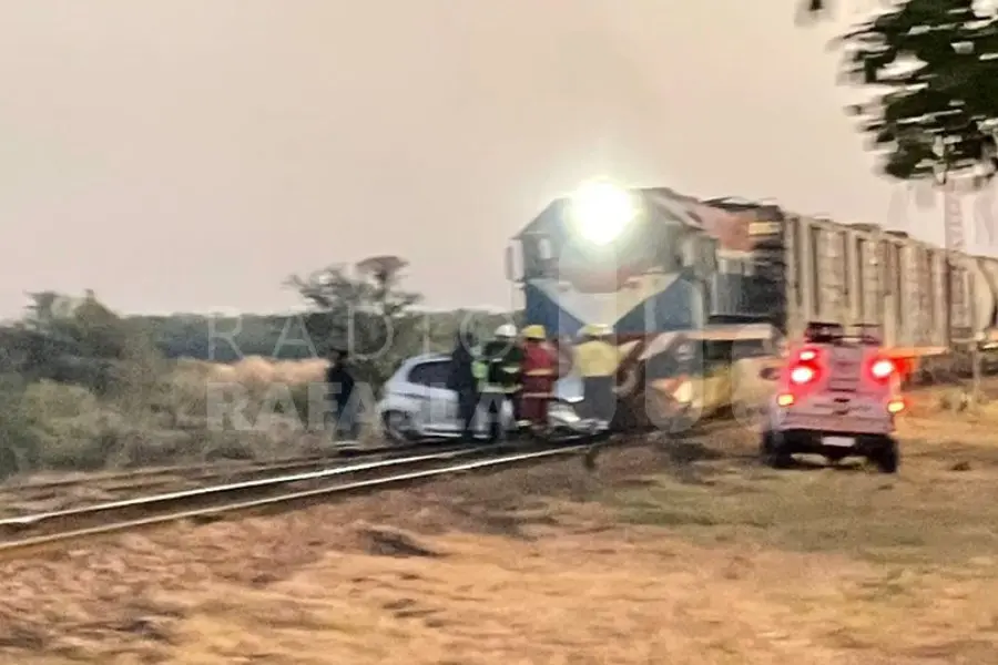 Otro grave accidente en Arrufó: un automóvil fue embestido por un tren
