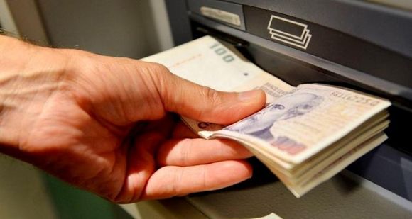 Extracción de dinero en cajeros automáticos: cuánto costará para quien no tiene cuenta sueldo