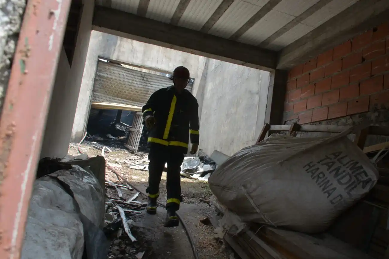 Los bomberos siguen trabajando en el incendio de la maderera